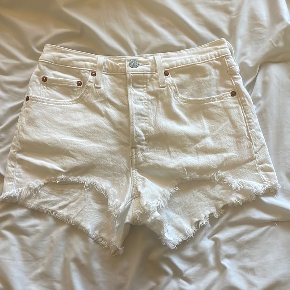 Levi’s white HW shorts